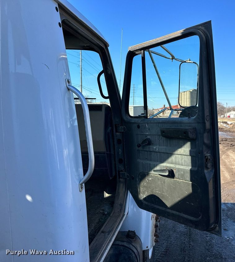 image for item NS9054 1993 International Navistar 4900  crane truck