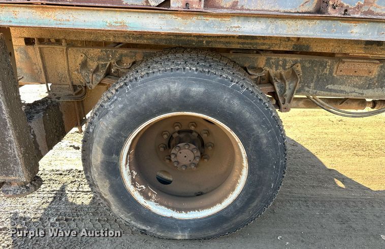 image for item NS9054 1993 International Navistar 4900  crane truck