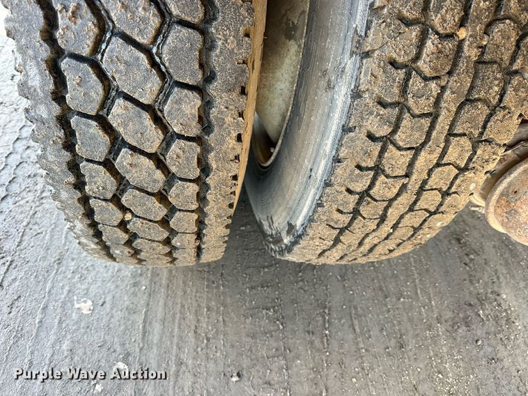 image for item NS9054 1993 International Navistar 4900  crane truck