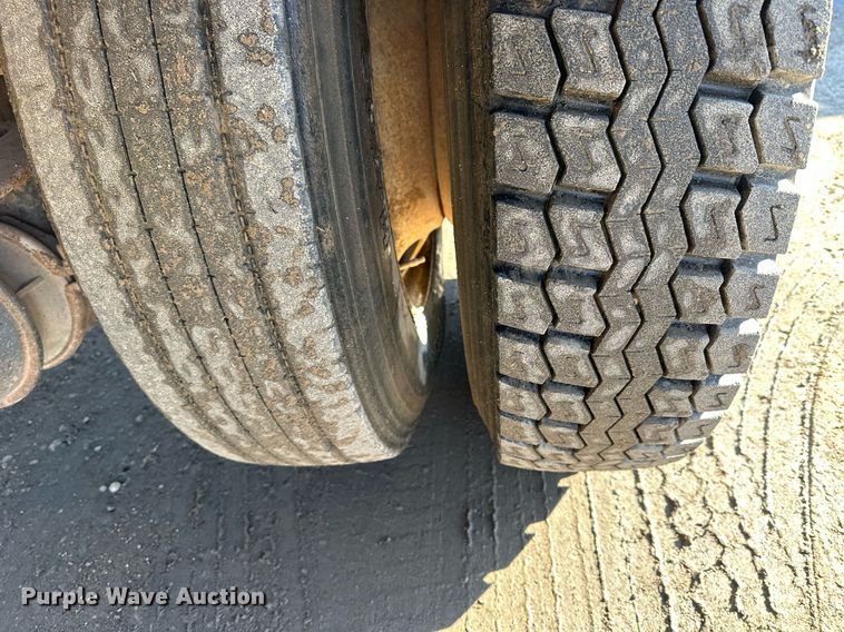 image for item NS9054 1993 International Navistar 4900  crane truck