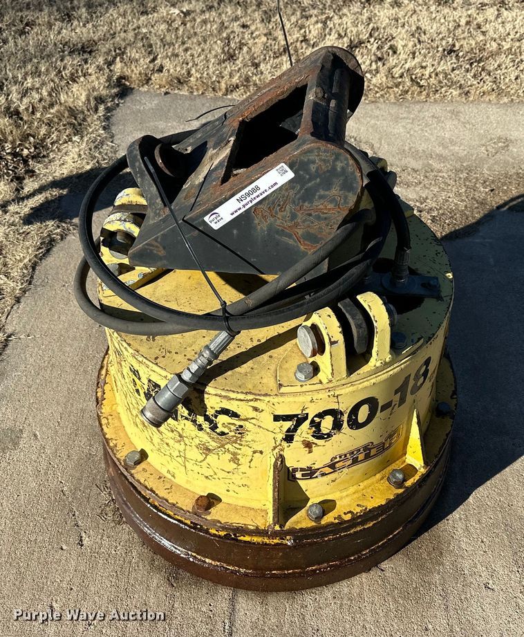 image for item NS9088 Tramac TMAG-700-18  excavator drag magnet