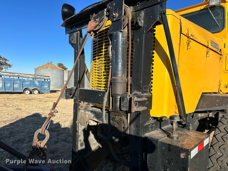 image for item NS9113 1984 Oshkosh WT2206  dump truck