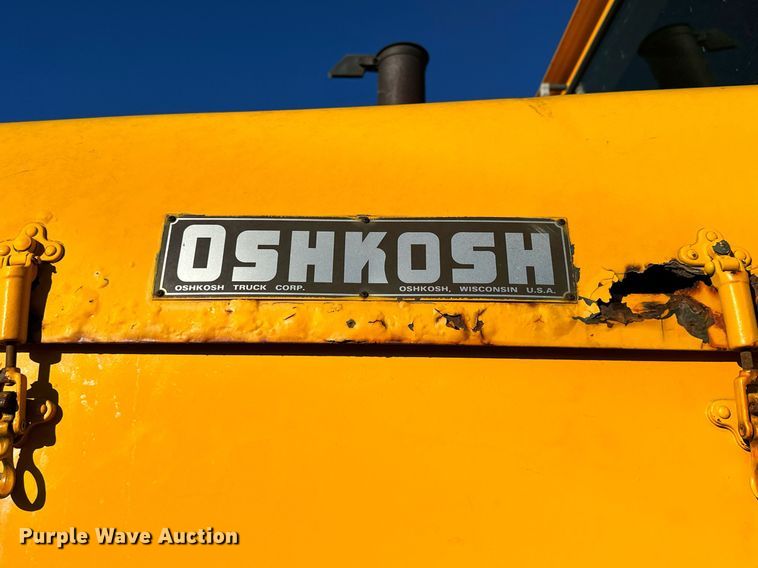 image for item NS9113 1984 Oshkosh WT2206  dump truck