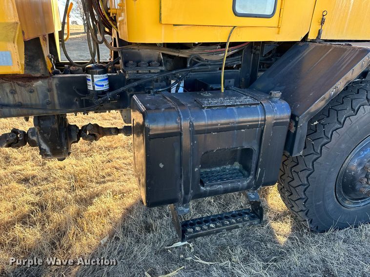 image for item NS9113 1984 Oshkosh WT2206  dump truck