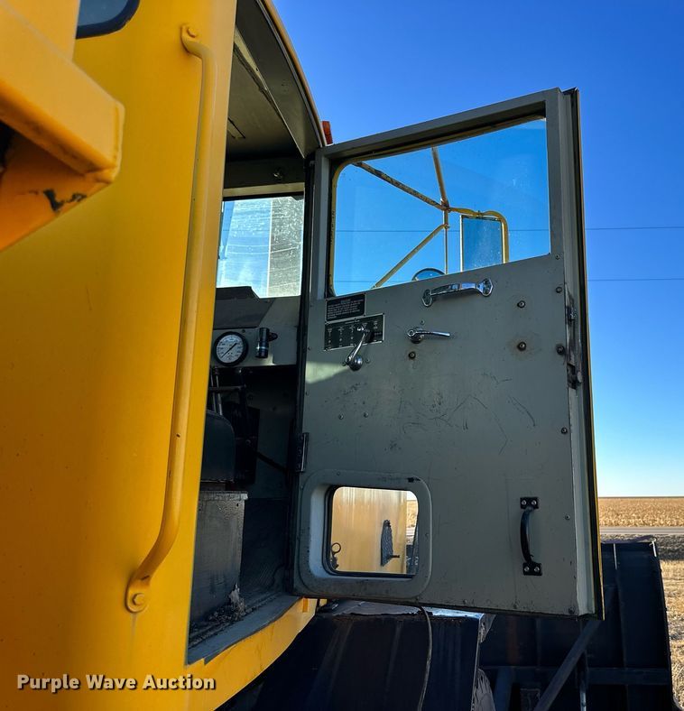 image for item NS9113 1984 Oshkosh WT2206  dump truck