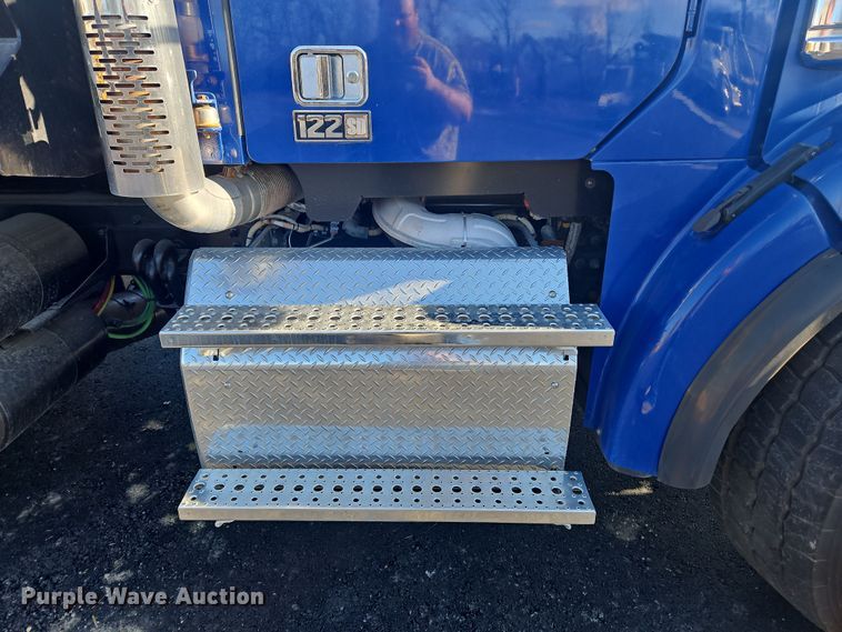 image for item NZ9116 2016 Freightliner Coronado 122SD  dump truck