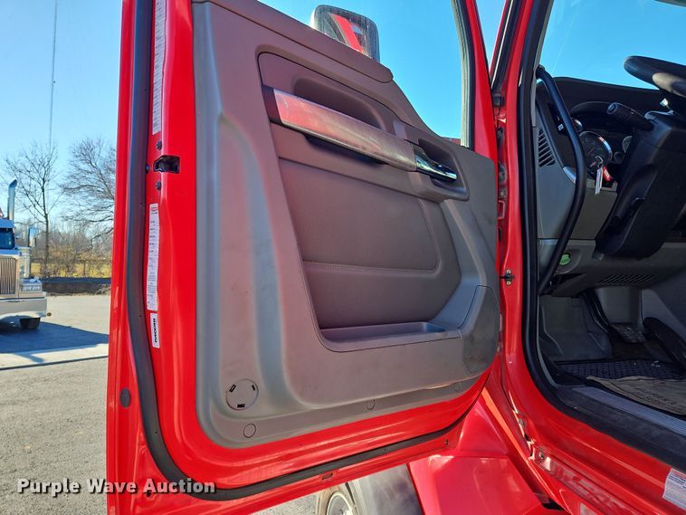 image for item NZ9122 2018 Kenworth T880 dump truck