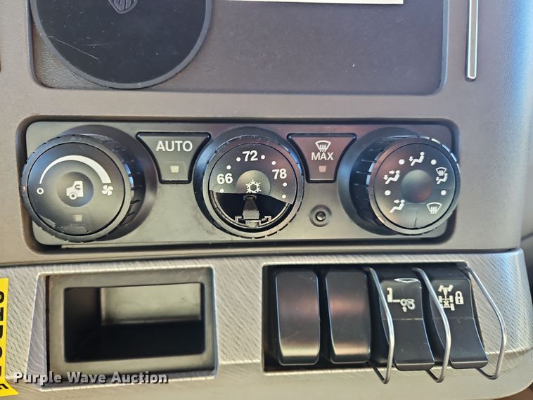 image for item NZ9122 2018 Kenworth T880 dump truck