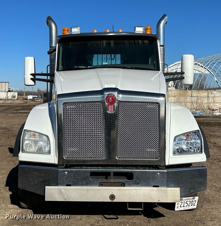 image for item OF9167 2015 Kenworth T880  semi truck