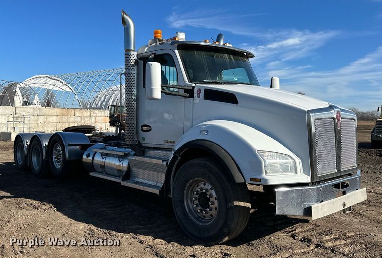 image for item OF9167 2015 Kenworth T880  semi truck