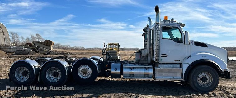 image for item OF9167 2015 Kenworth T880  semi truck