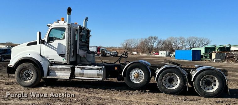 image for item OF9167 2015 Kenworth T880  semi truck
