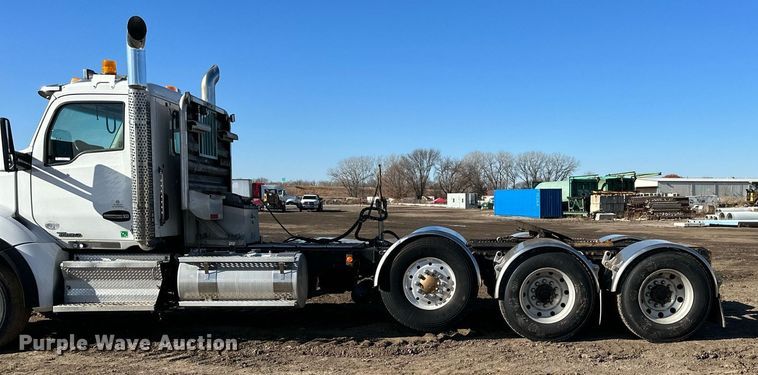 image for item OF9167 2015 Kenworth T880  semi truck