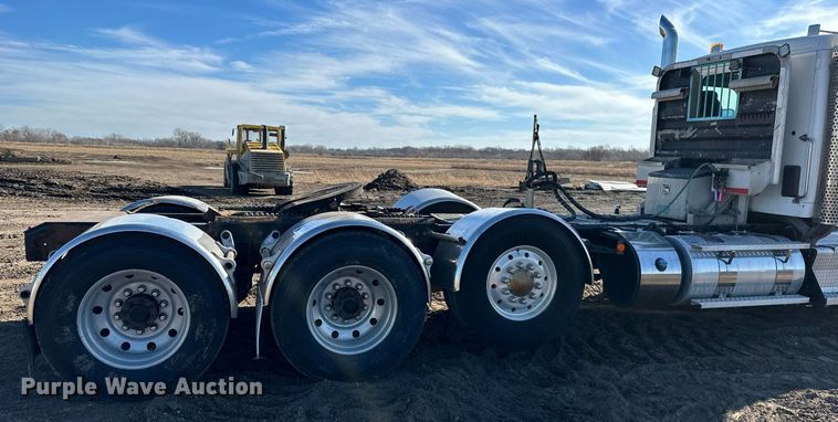 image for item OF9167 2015 Kenworth T880  semi truck