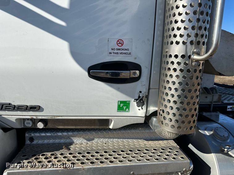 image for item OF9167 2015 Kenworth T880  semi truck