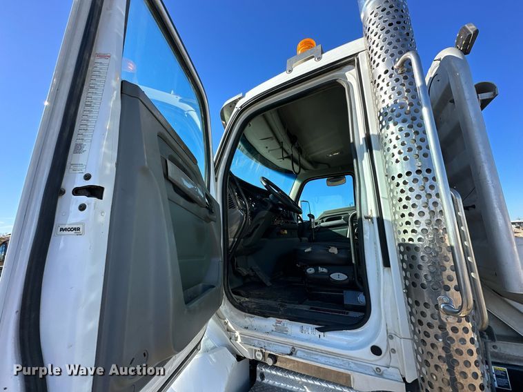 image for item OF9167 2015 Kenworth T880  semi truck