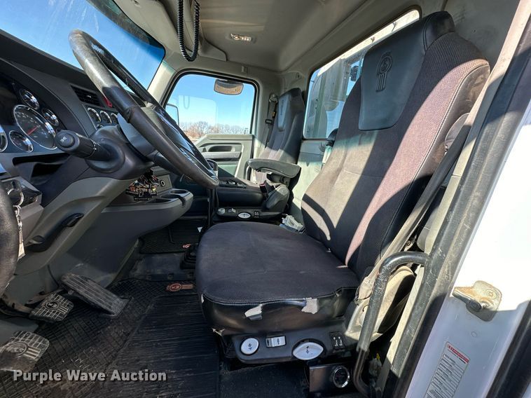 image for item OF9167 2015 Kenworth T880  semi truck