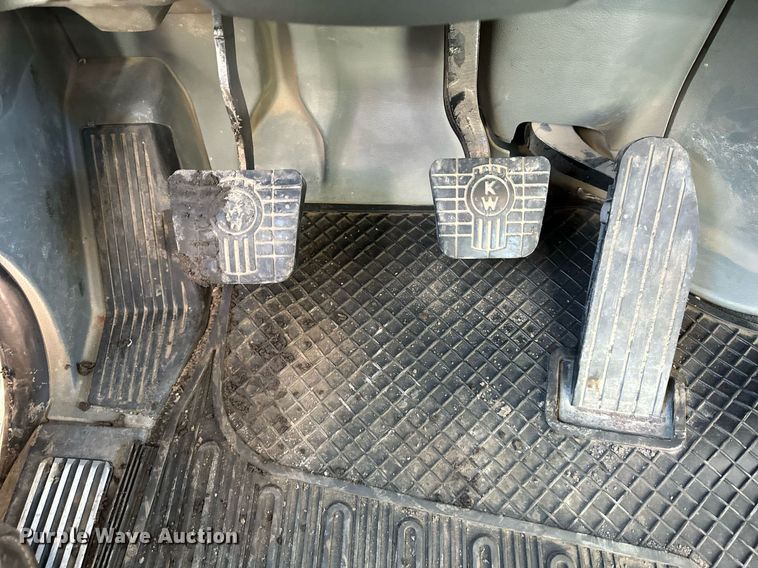 image for item OF9167 2015 Kenworth T880  semi truck