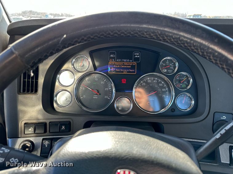 image for item OF9167 2015 Kenworth T880  semi truck