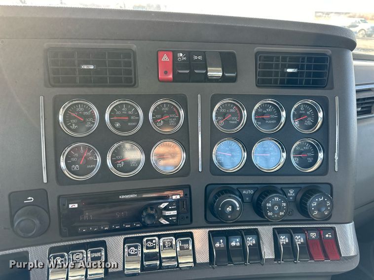 image for item OF9167 2015 Kenworth T880  semi truck