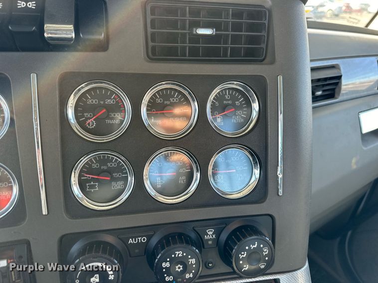 image for item OF9167 2015 Kenworth T880  semi truck