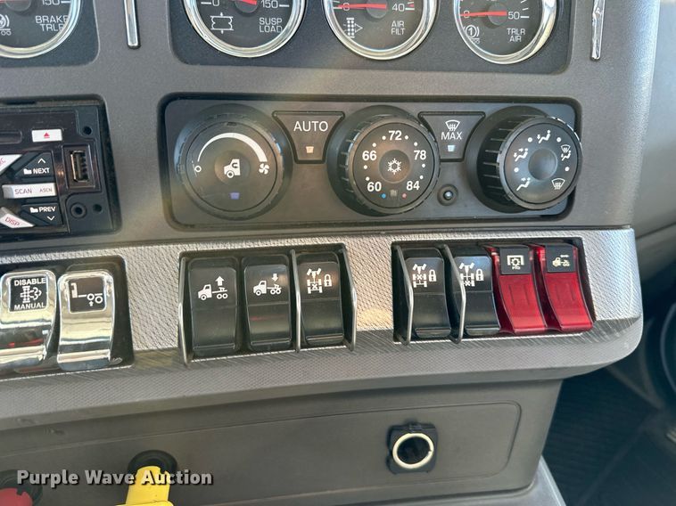 image for item OF9167 2015 Kenworth T880  semi truck