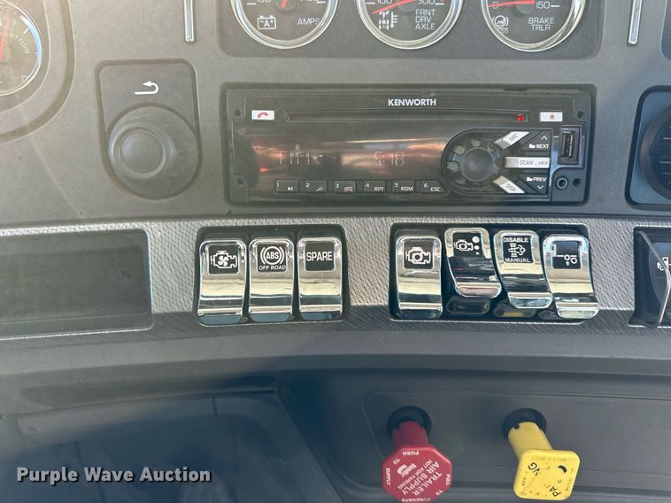 image for item OF9167 2015 Kenworth T880  semi truck