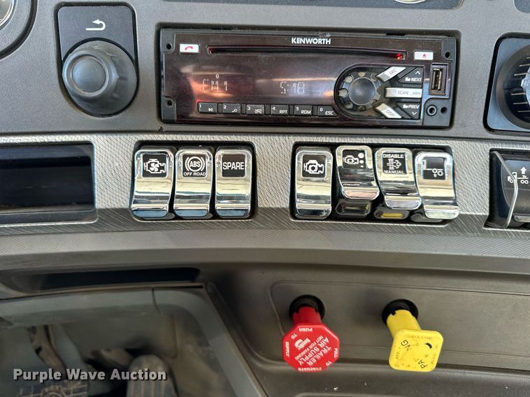 image for item OF9167 2015 Kenworth T880  semi truck