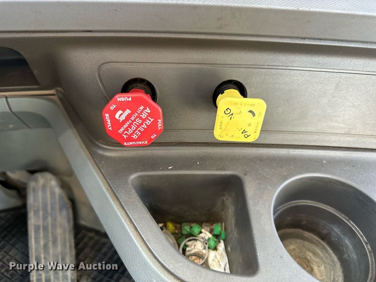 image for item OF9167 2015 Kenworth T880  semi truck