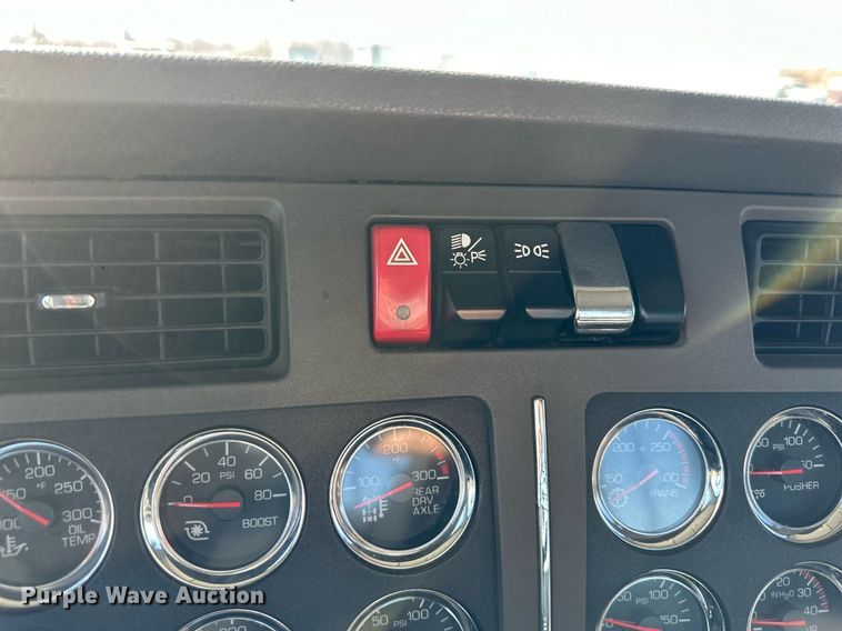 image for item OF9167 2015 Kenworth T880  semi truck