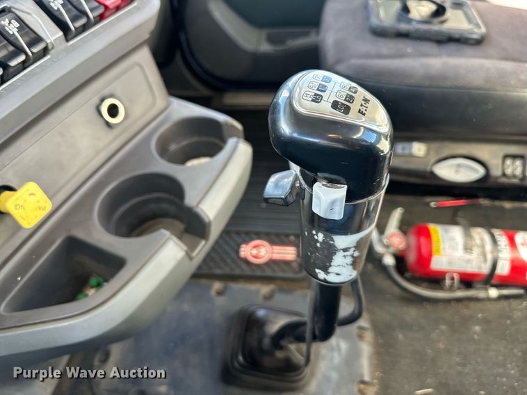 image for item OF9167 2015 Kenworth T880  semi truck