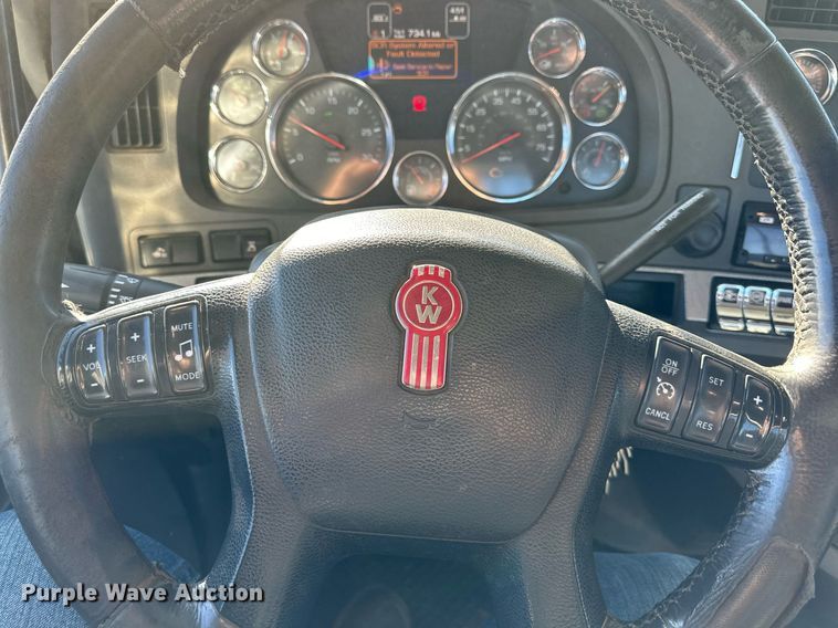 image for item OF9167 2015 Kenworth T880  semi truck