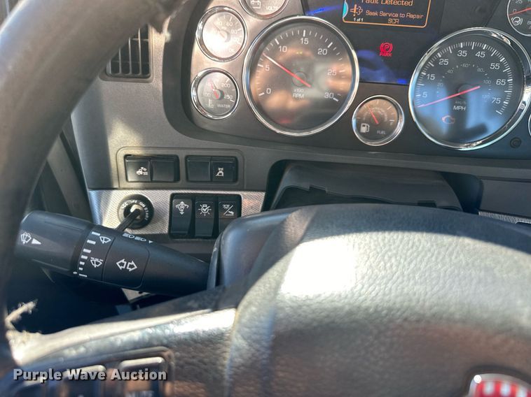 image for item OF9167 2015 Kenworth T880  semi truck