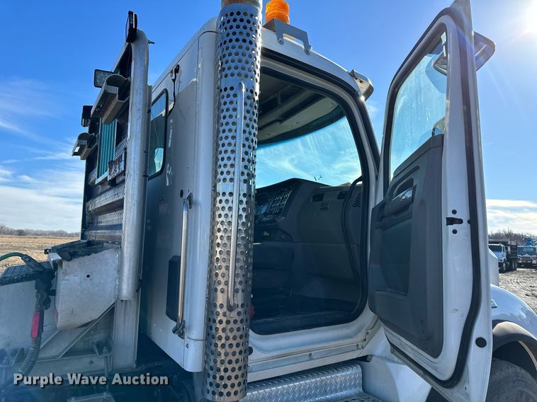 image for item OF9167 2015 Kenworth T880  semi truck
