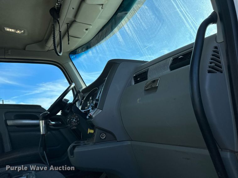 image for item OF9167 2015 Kenworth T880  semi truck