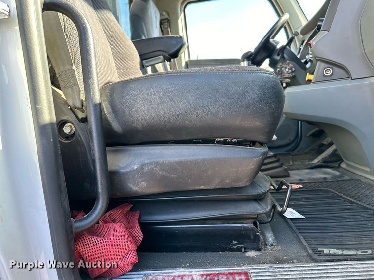 image for item OF9167 2015 Kenworth T880  semi truck