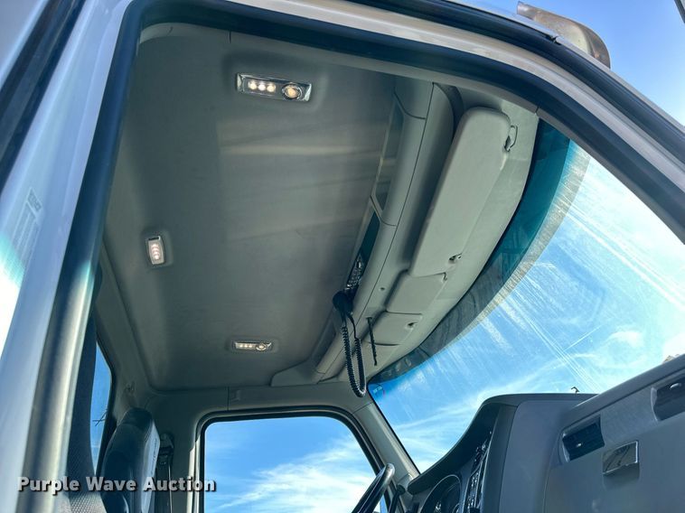 image for item OF9167 2015 Kenworth T880  semi truck