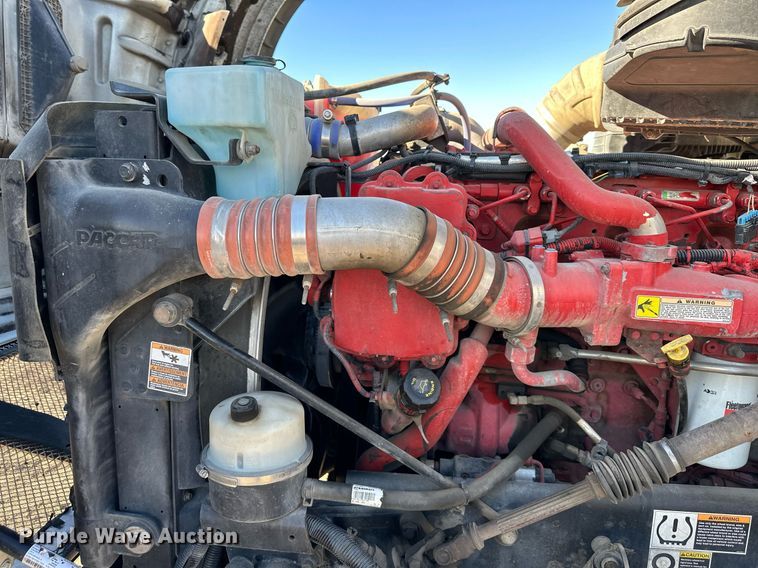 image for item OF9167 2015 Kenworth T880  semi truck