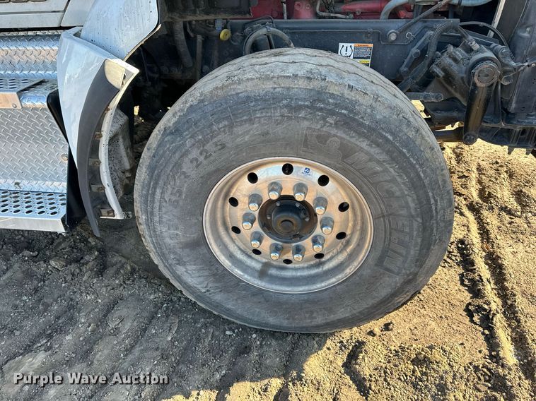 image for item OF9167 2015 Kenworth T880  semi truck