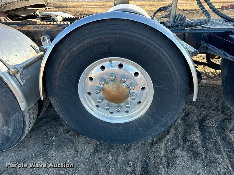 image for item OF9167 2015 Kenworth T880  semi truck