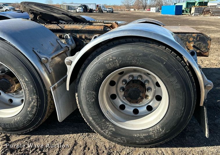 image for item OF9167 2015 Kenworth T880  semi truck