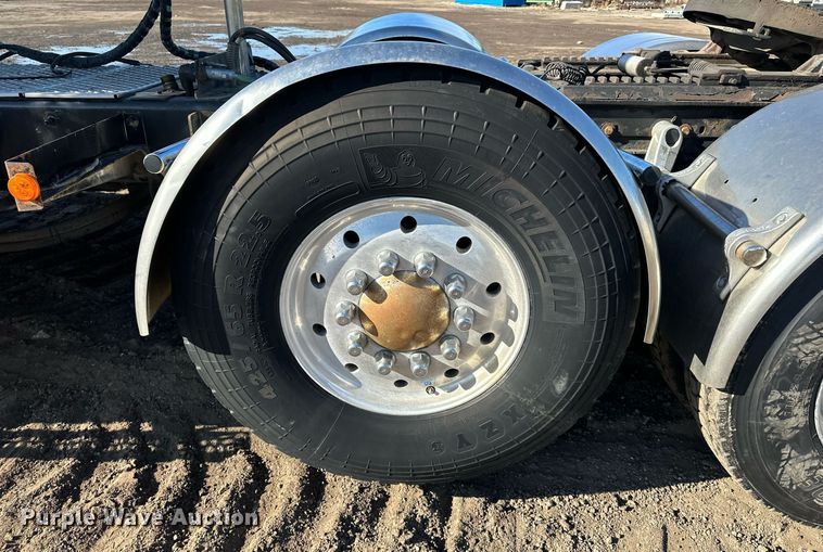 image for item OF9167 2015 Kenworth T880  semi truck