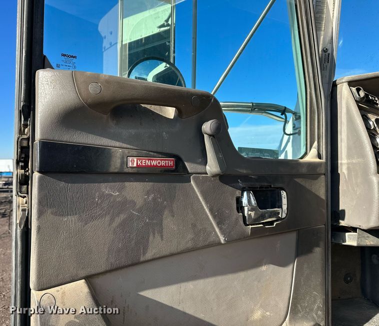 image for item OF9172 2007 Kenworth T300  flatbed truck