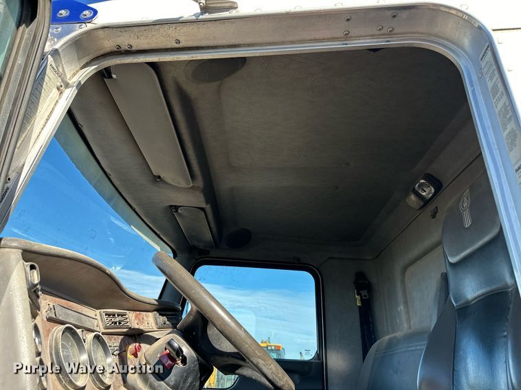 image for item OF9172 2007 Kenworth T300  flatbed truck