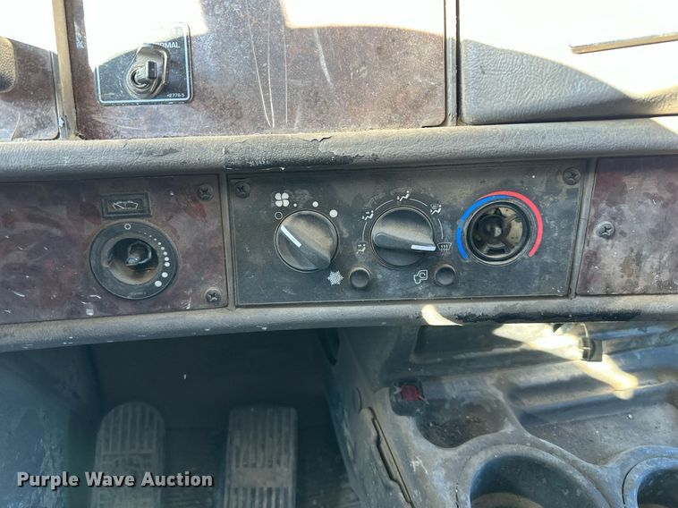 image for item OF9172 2007 Kenworth T300  flatbed truck