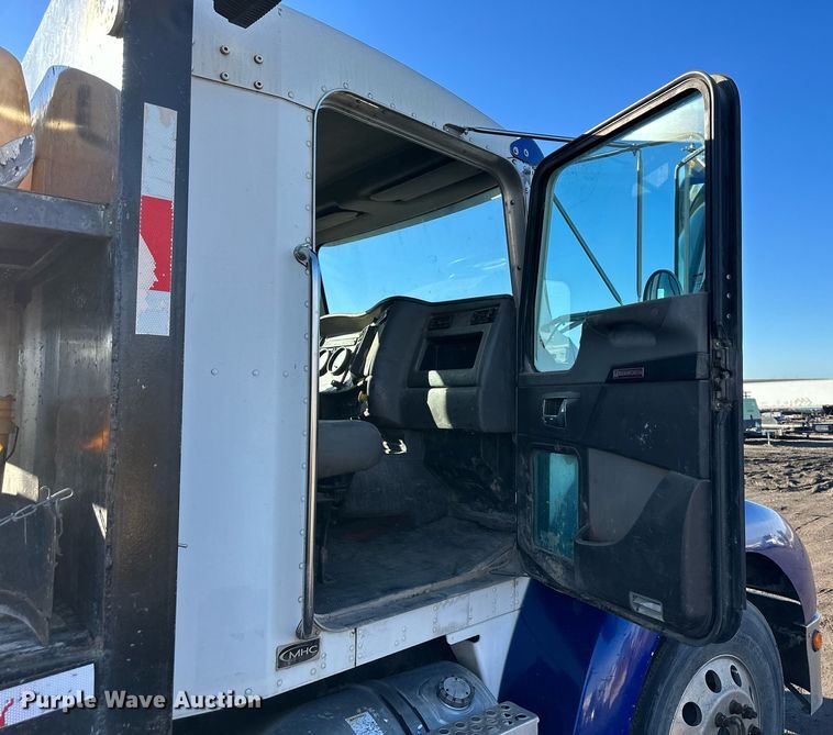 image for item OF9172 2007 Kenworth T300  flatbed truck