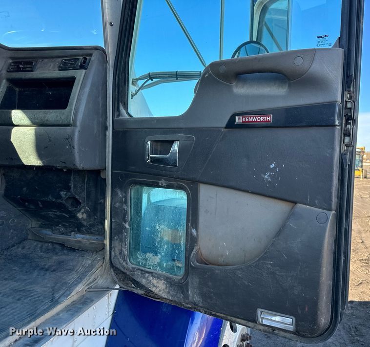 image for item OF9172 2007 Kenworth T300  flatbed truck