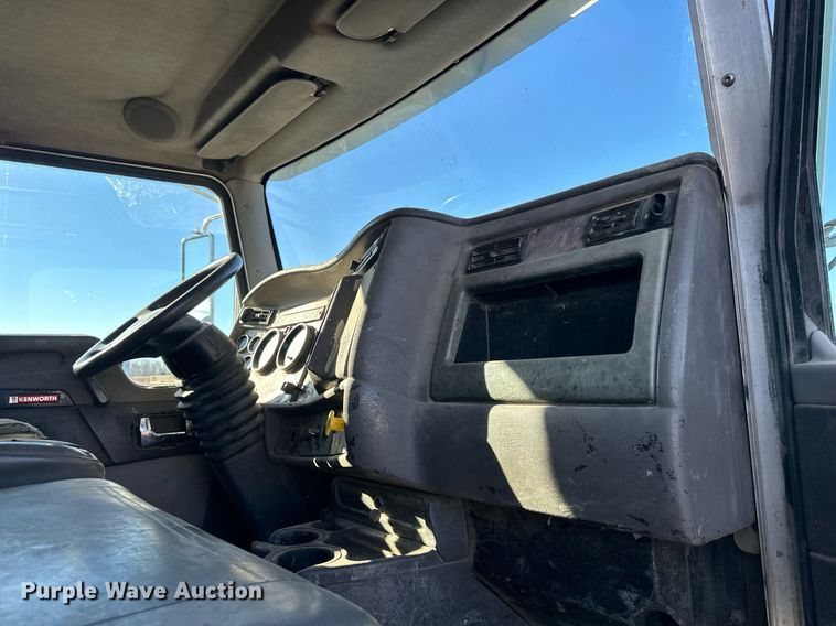 image for item OF9172 2007 Kenworth T300  flatbed truck