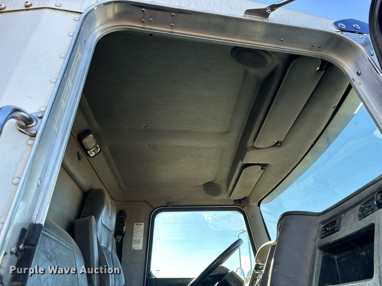 image for item OF9172 2007 Kenworth T300  flatbed truck