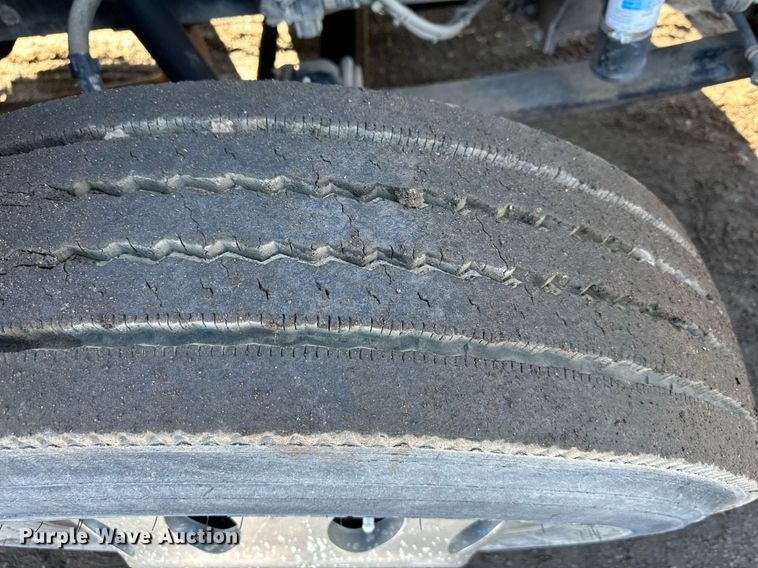 image for item OF9172 2007 Kenworth T300  flatbed truck